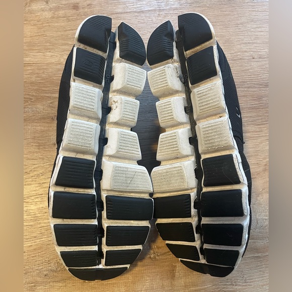 On Cloud 5 Running Shoes - Picture 8 of 9